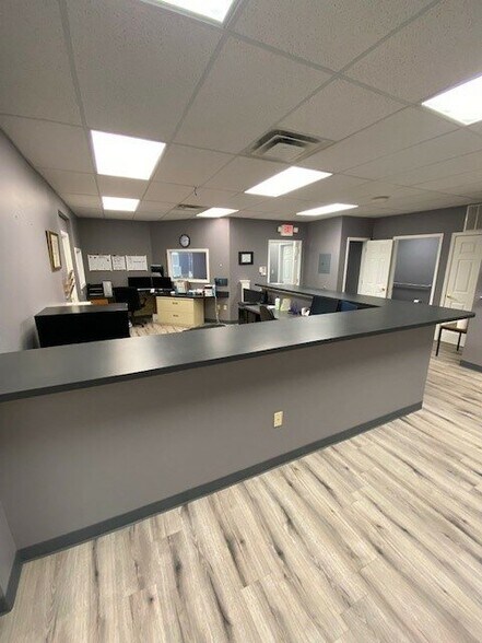 More Photos Of 601 N Shore Dr, Jeffersonville Medical For Sale