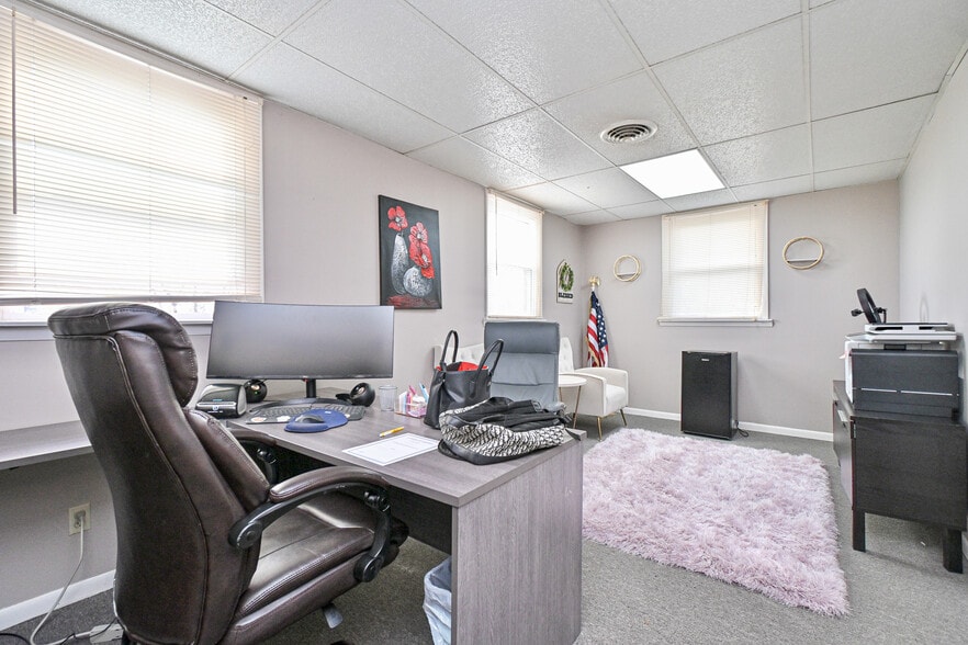 More Photos Of 8240 Clara Ave, Cincinnati Office For Sale