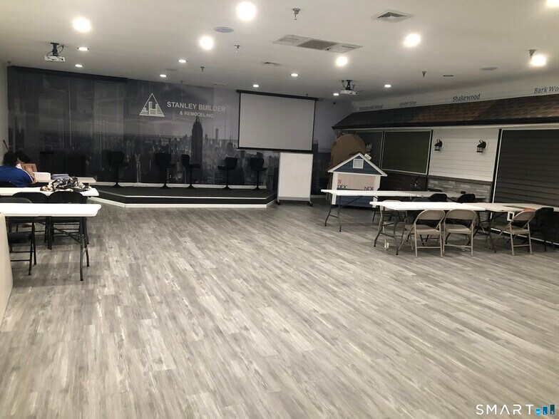 More Photos Of 400 Chapel Rd, South Windsor Flex For Sale