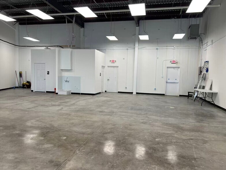 More Photos Of 11130 Gulf Fwy, Houston Unknown For Lease