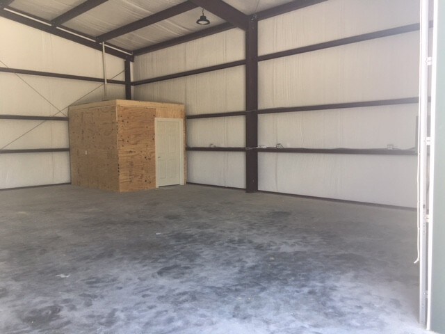 More Photos Of 132 N Grants Ln, White Settlement Flex For Lease