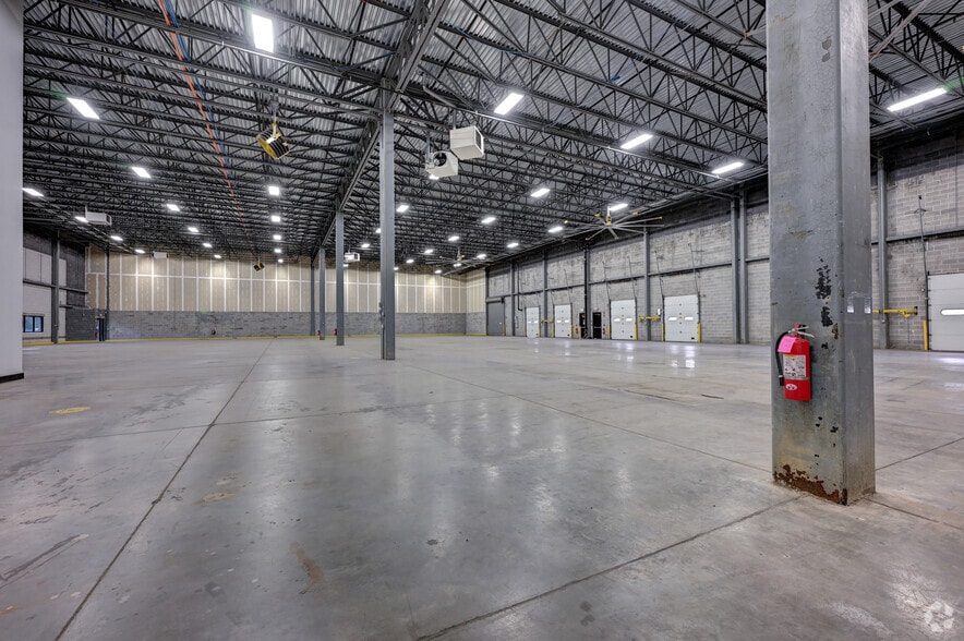 More Photos Of 45 Turner Dr, Middletown Warehouse For Lease
