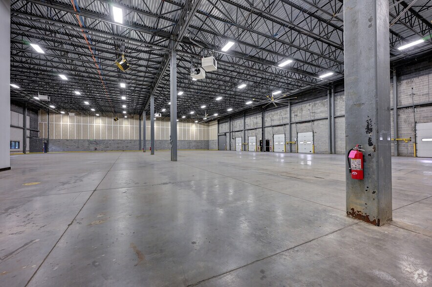 More Photos Of 45 Turner Dr, Middletown Warehouse For Lease