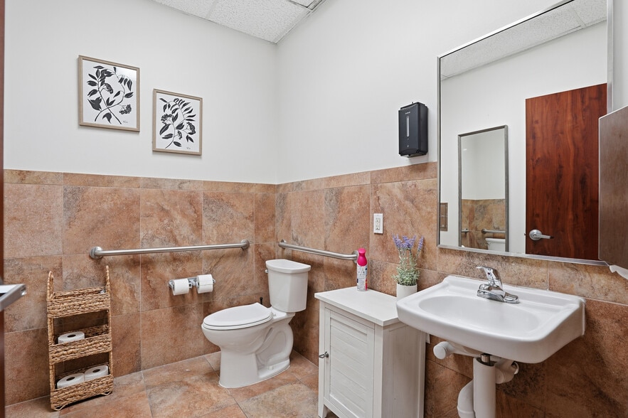 More Photos Of 2950 W Camp Wisdom Rd, Grand Prairie Medical For Lease