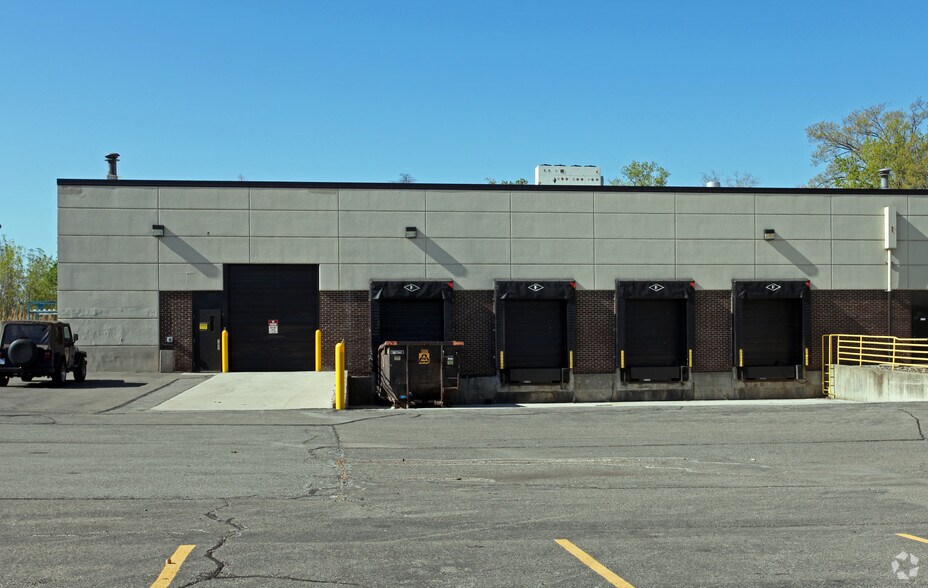 More Photos Of 15203 S Commerce Dr, Dearborn Manufacturing For Lease
