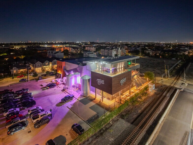 More Photos Of 2101 Summer St, Houston Freestanding For Lease