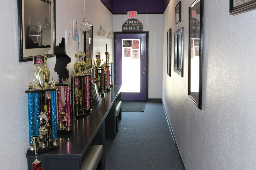 More Photos Of 1337 S Main St, Keller Freestanding For Sale