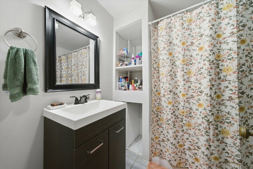 More Photos Of 905 W Fletcher St, Chicago Apartments For Sale