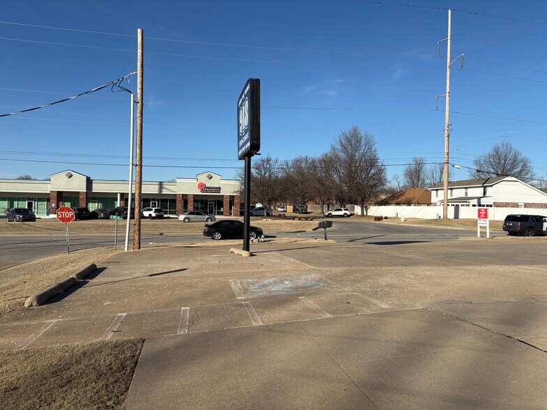 More Photos Of 8240 E 111th St, Bixby Light Distribution For Lease