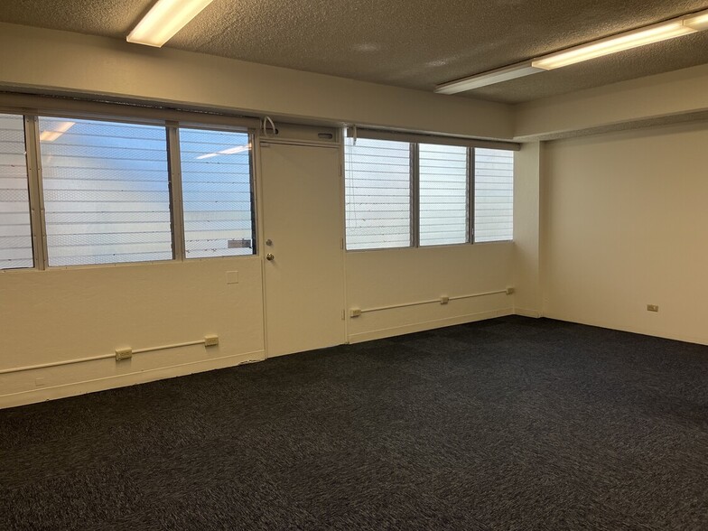 More Photos Of 931 University Ave, Honolulu General Retail For Sale