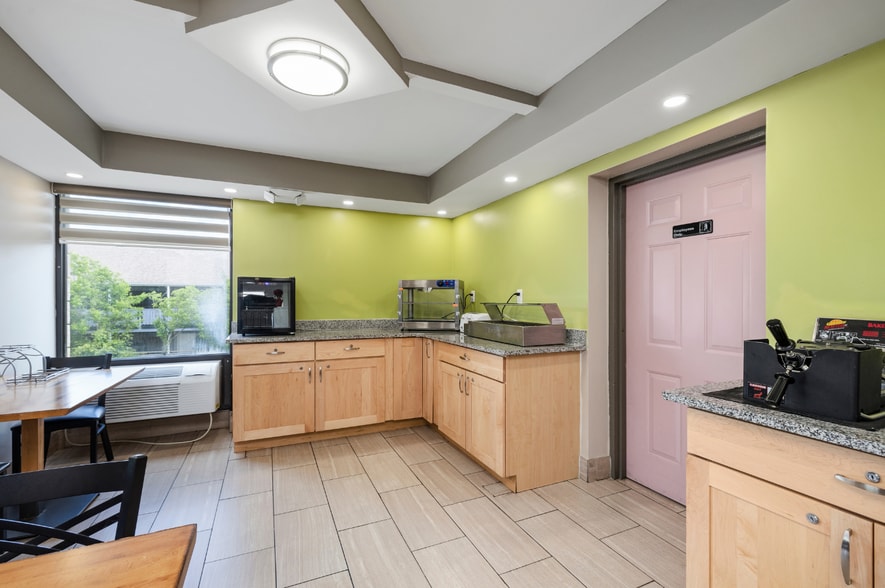 More Photos Of 2490 Green Mountain Dr, Branson Hotel For Sale