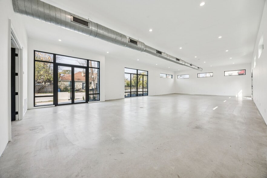 More Photos Of 446 Tyler St, Dallas Office For Sale