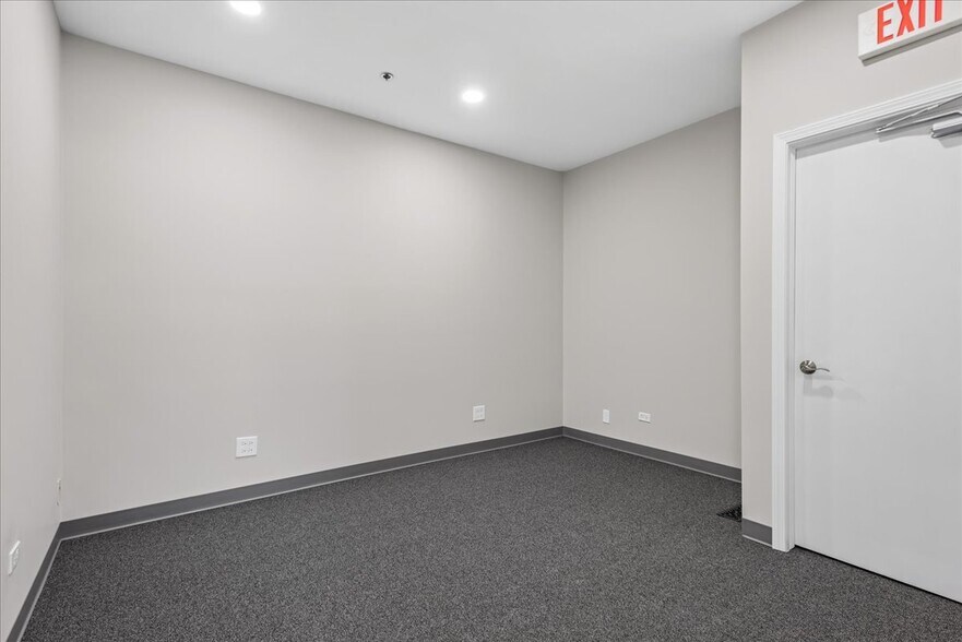 More Photos Of 27W130 Roosevelt Rd, Winfield Office For Lease