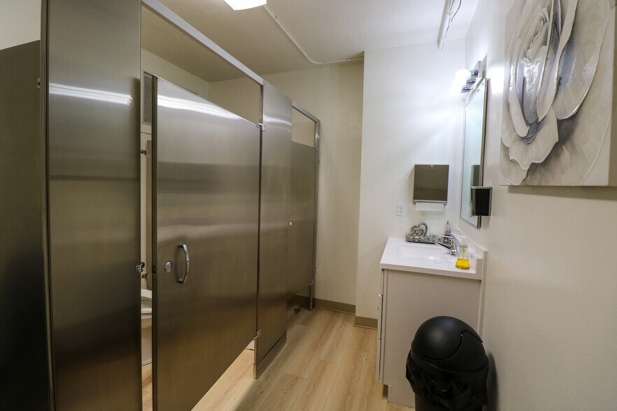 More Photos Of 320 Central Ave, Coos Bay Office For Sale