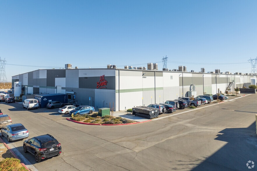 More Photos Of 17451-14757 Muskrat Ave, Adelanto Warehouse For Sale