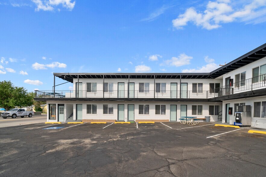 More Photos Of 1411 9th St, Rock Springs Hotel For Sale