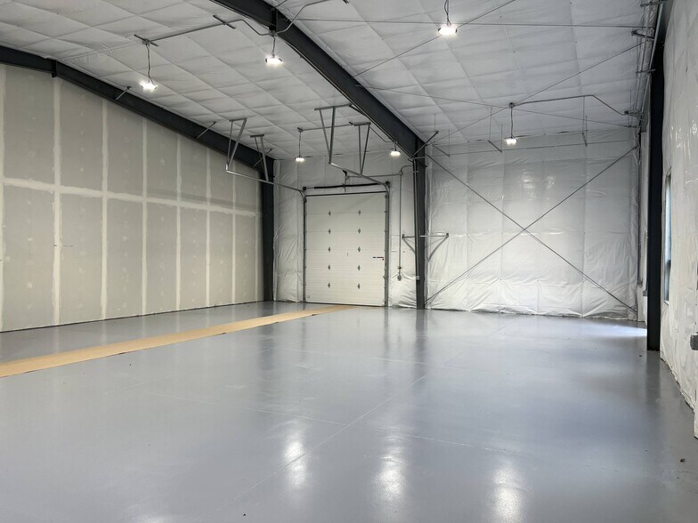 More Photos Of 574 Hudson River Rd, Waterford Warehouse For Lease