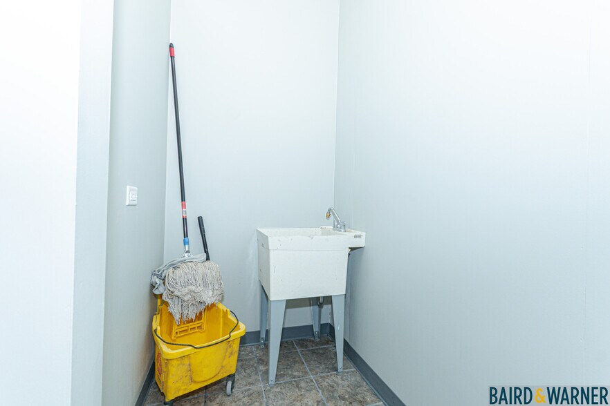 More Photos Of 4827-4831 W Irving Park Rd, Chicago Office For Lease