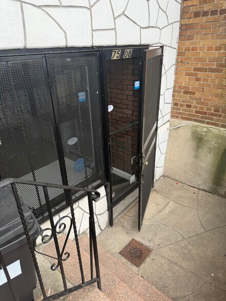 More Photos Of 7508 Metropolitan Ave, Middle Village Storefront Retail Residential For Lease