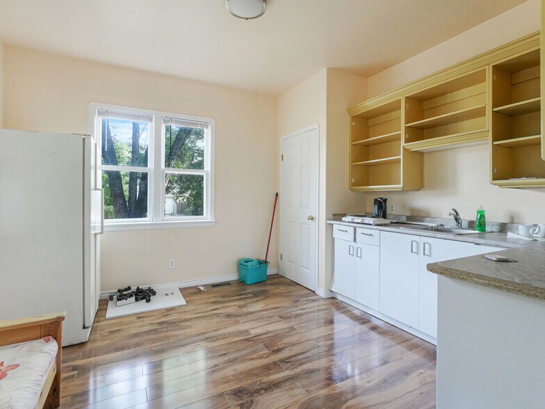More Photos Of 9630 74 Av NW, Edmonton Flex For Sale