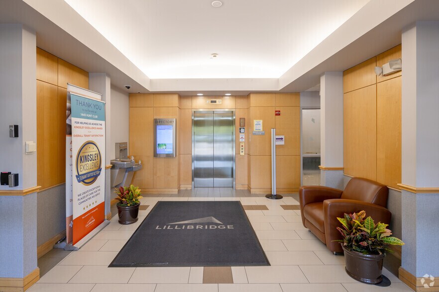 More Photos Of 1445 N Hunt Club Rd, Gurnee Unknown For Lease