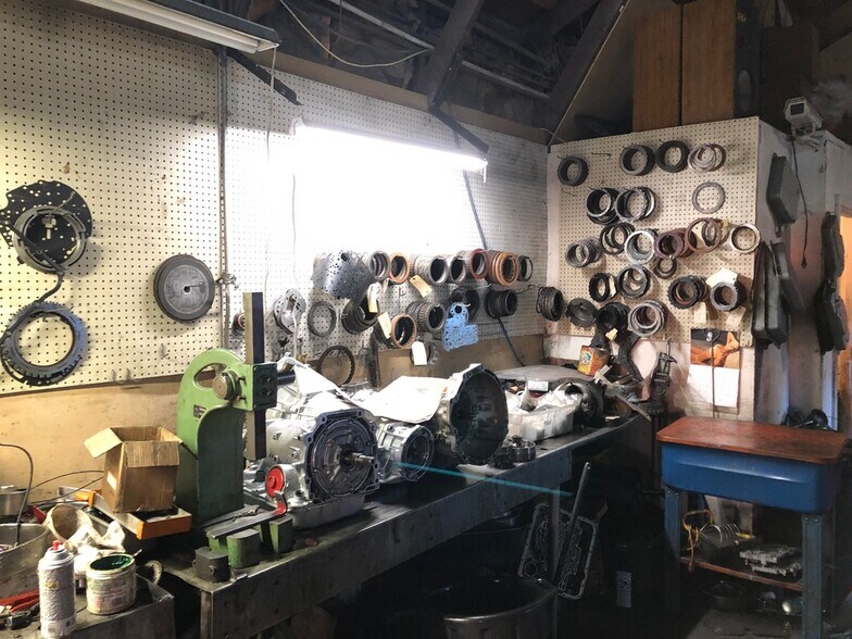 More Photos Of 8850 NE Sandy Blvd, Portland Auto Repair For Sale