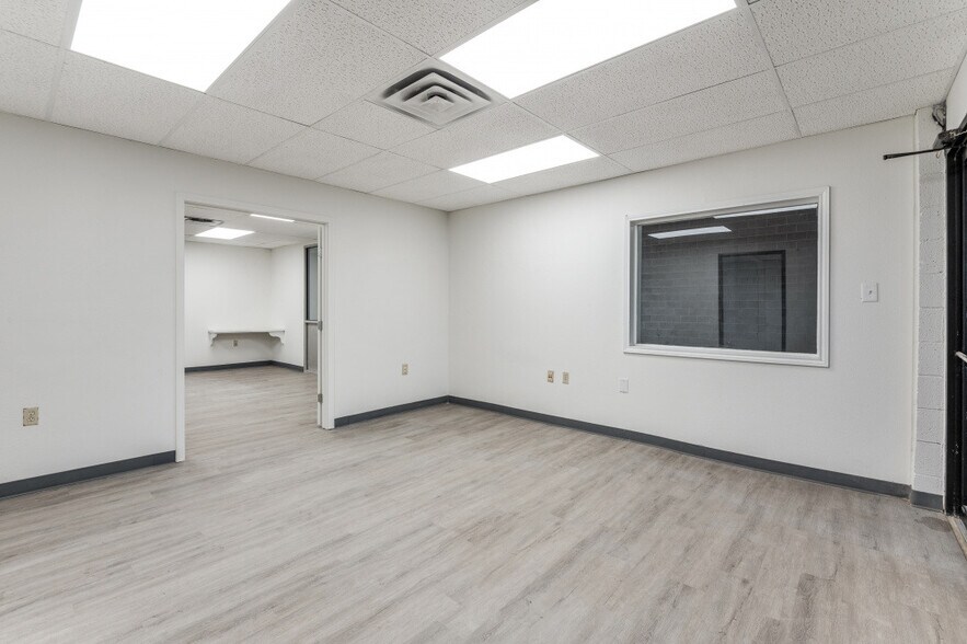 More Photos Of 8230-8238 Lovett Ave, Dallas Warehouse For Lease