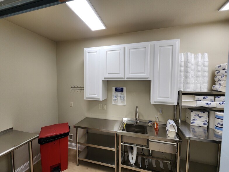 More Photos Of 2125 Martin Dr, Bedford Medical For Sale