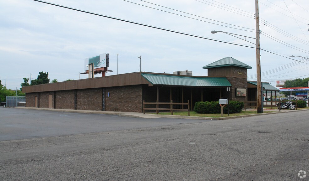 More Photos Of 410 S Clippert St, Lansing Restaurant For Sale