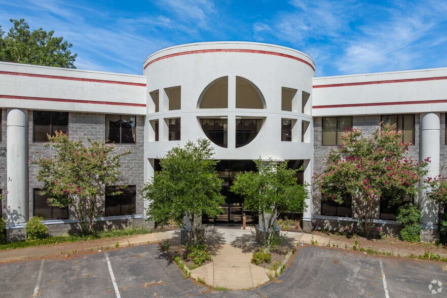 More Photos Of 7375 Adrianne Pl, Bartlett Light Distribution For Lease