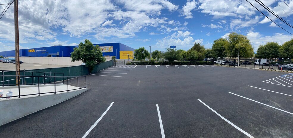 More Photos Of 633 S San Fernando Blvd, Burbank Flex For Lease