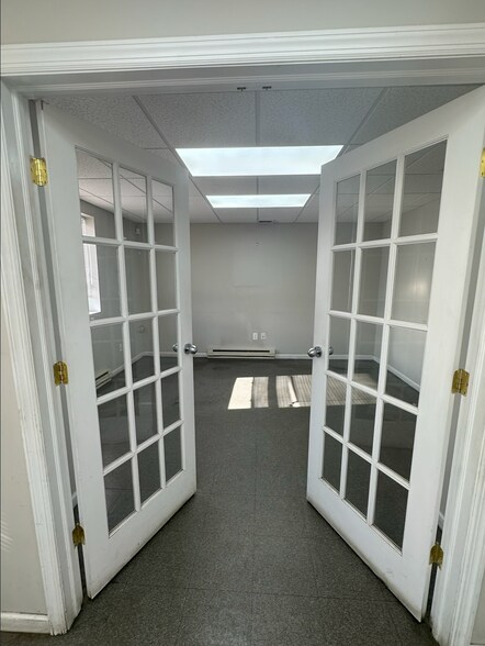 More Photos Of 195 S Fehr Way, Bay Shore Warehouse For Sale