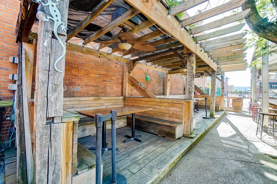 More Photos Of 491 Park St, Columbus Bar For Lease