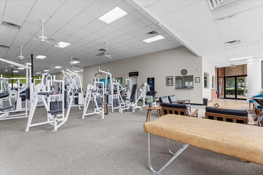 More Photos Of 15043 Main St, Alachua Showroom For Sale