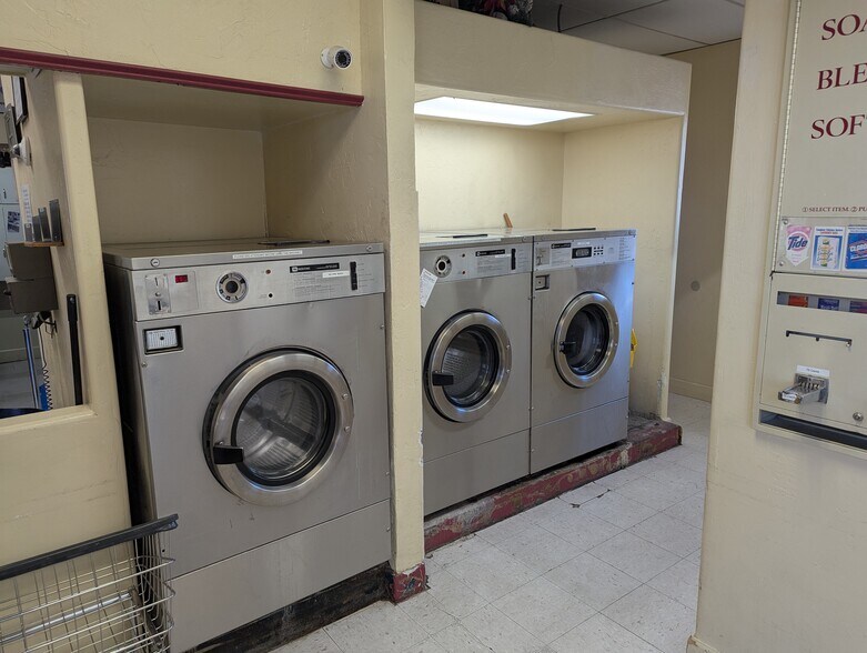 More Photos Of 325 E Gurley St, Prescott Freestanding For Sale