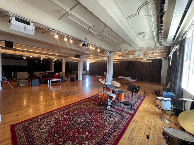 More Photos Of 1000 Broadway Blvd, Kansas City Loft Creative Space For Lease