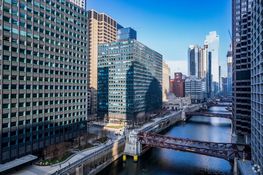 More Photos Of 10 S Riverside Plz, Chicago Office For Lease