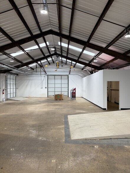 More Photos Of 1720 Riverside Dr, Fort Worth Warehouse For Lease