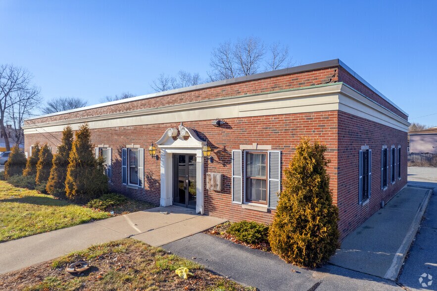 Primary Photo Of 115 E Main St, Webster Bank For Lease