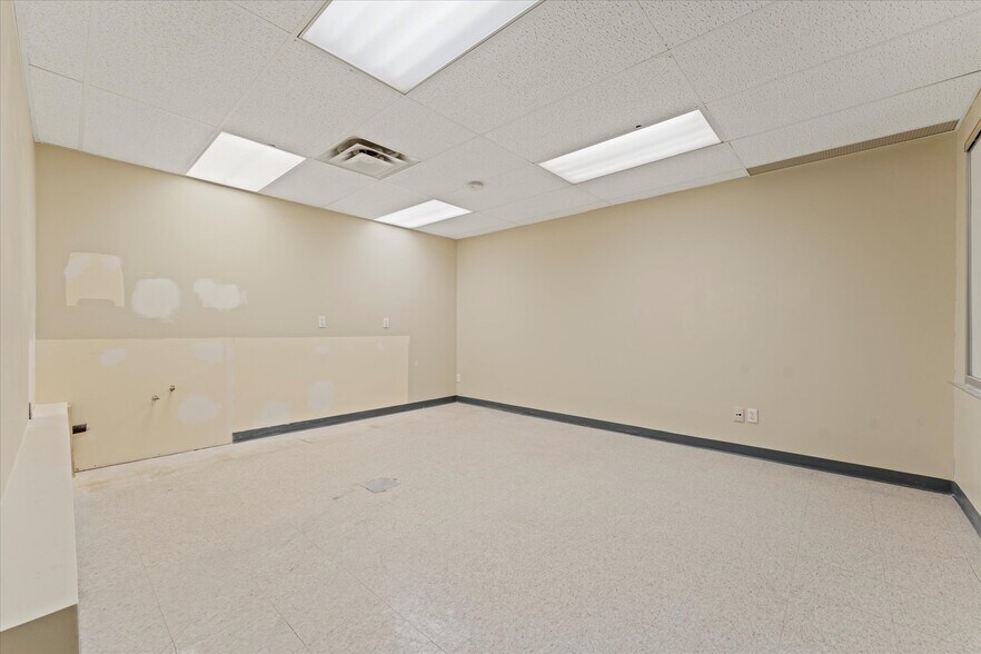 More Photos Of 711 Pelissier St, Windsor Office For Sale