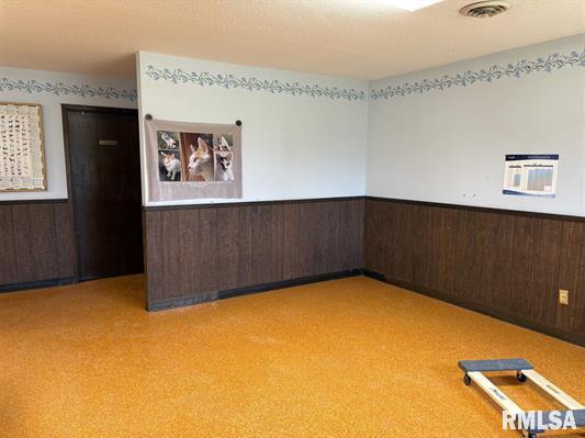 More Photos Of 3014 S Illinois Ave, Carbondale Veterinarian Kennel For Sale