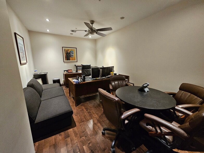 More Photos Of 2305-2329 Rue Guénette, Saint-Laurent Distribution For Sale