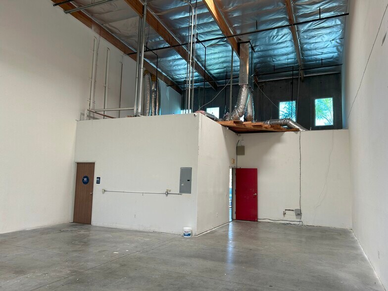 More Photos Of 1450-1458 W Holt Ave, Pomona Light Distribution For Lease