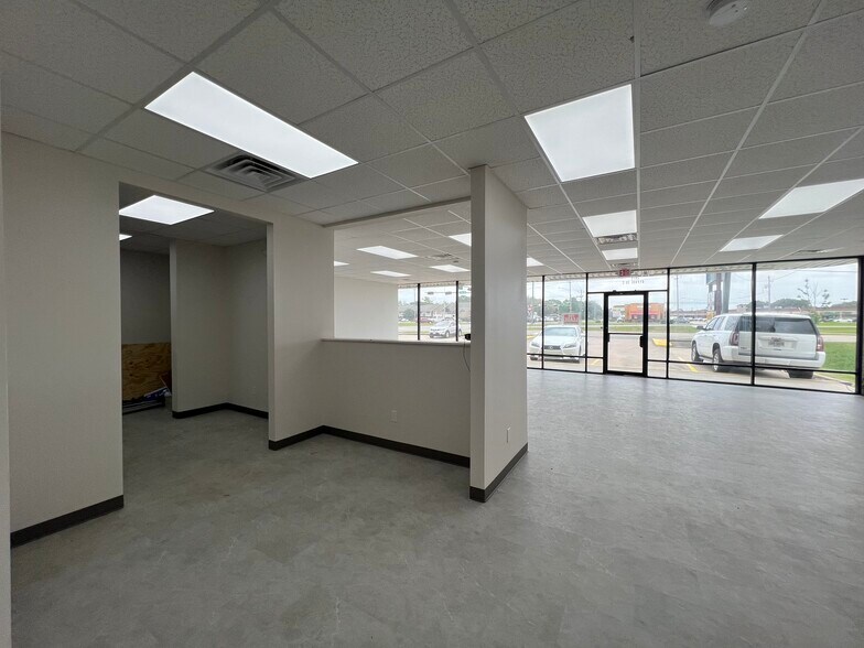 More Photos Of 2610 TX-35 Loop, Alvin Storefront For Lease