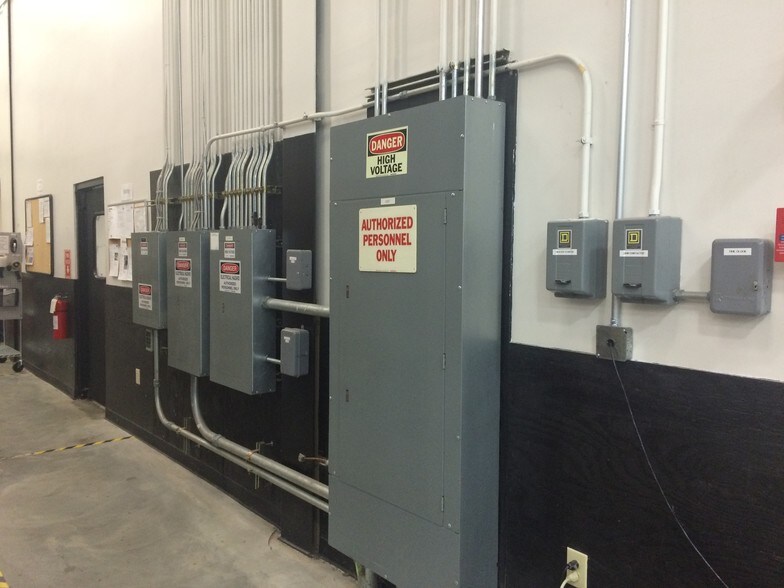 More Photos Of 2915 Gillespie St, Fayetteville Flex For Sale