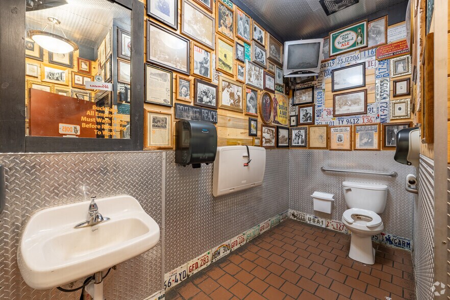 More Photos Of 401 W Cedar St, Rawlins Restaurant For Sale