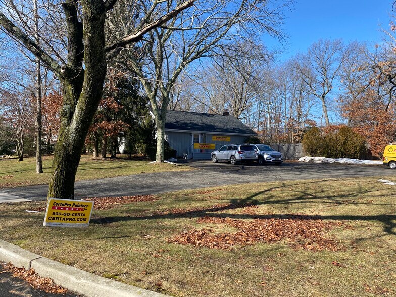 More Photos Of 134 Wedgewood Dr, Coram Office For Sale