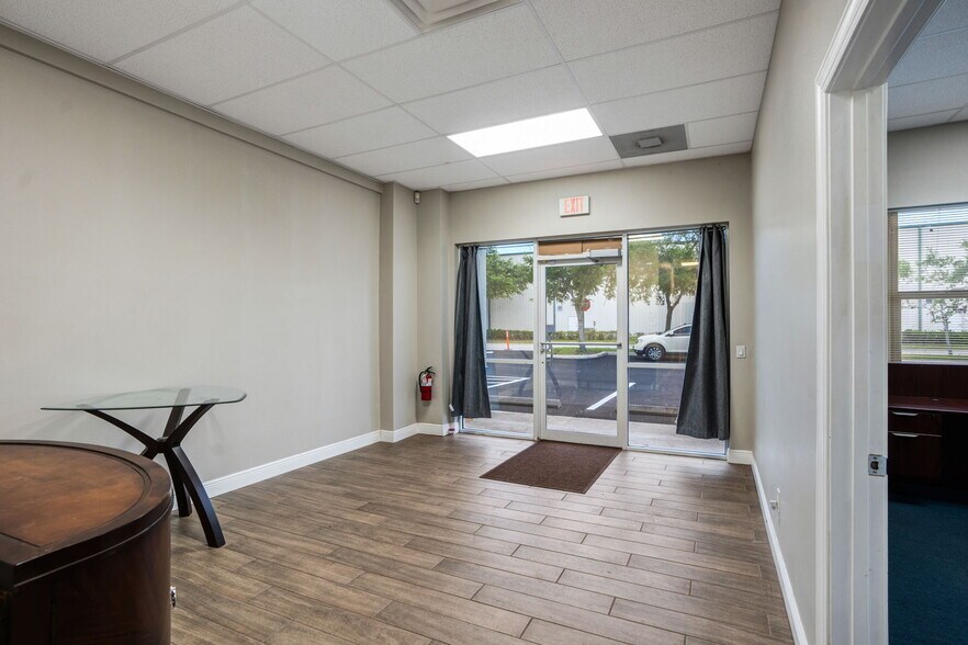 More Photos Of 6834 28th Street Cir E, Sarasota Warehouse For Lease