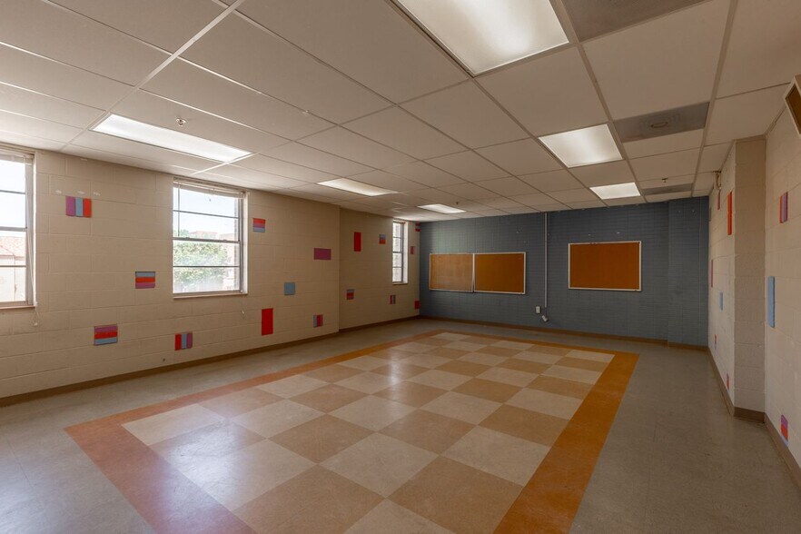 More Photos Of 1500 14th St, Lubbock Religious Facility For Sale