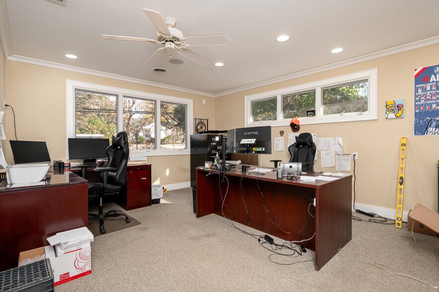 More Photos Of 2109 Forest Dr, Annapolis Showroom For Sale